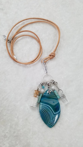 BEAUTIFUL TURQUOISE COLOR AGATE LEATHER NECKLACE